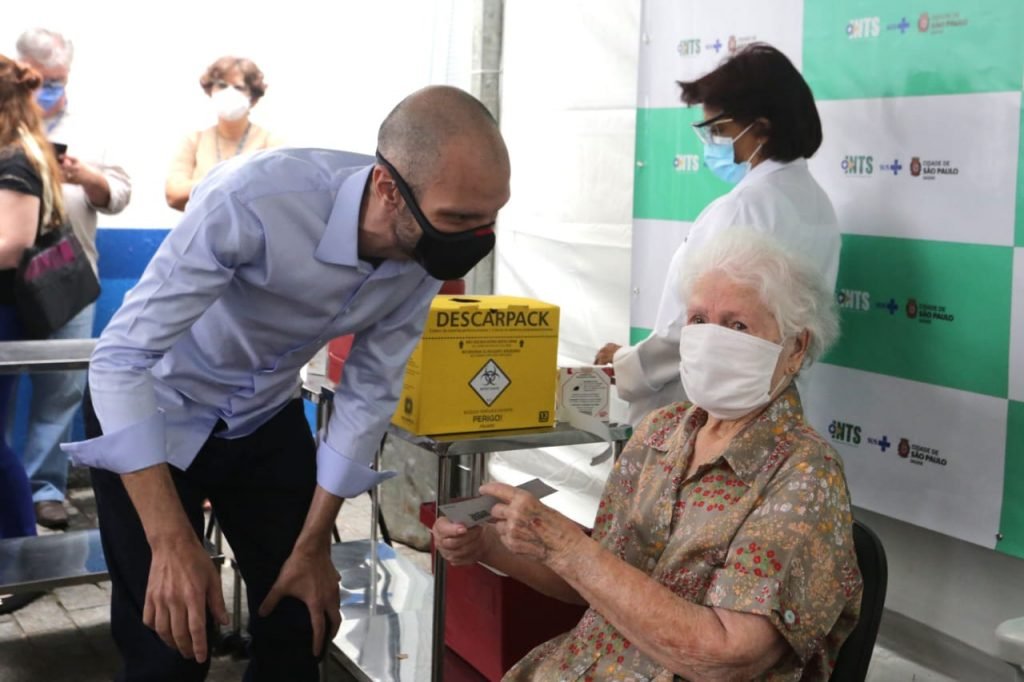 Covas acompanha vacinação de idosos acima de 90 anos