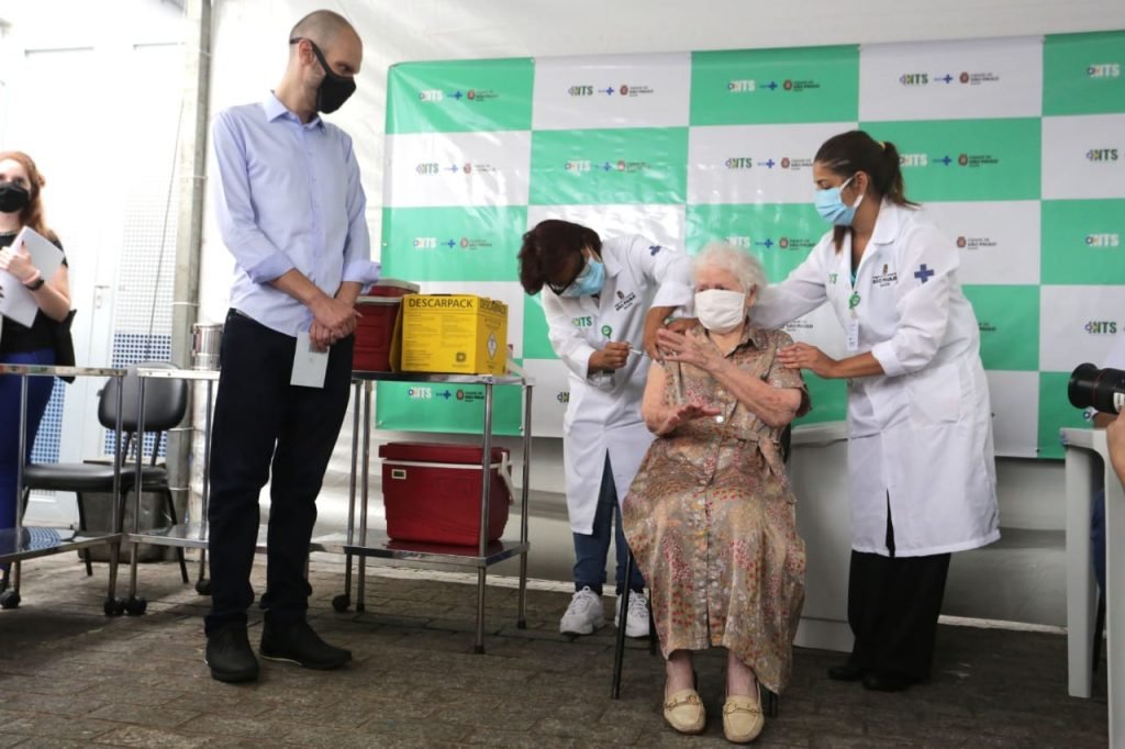 Covas acompanha vacinação de idosos acima de 90 anos