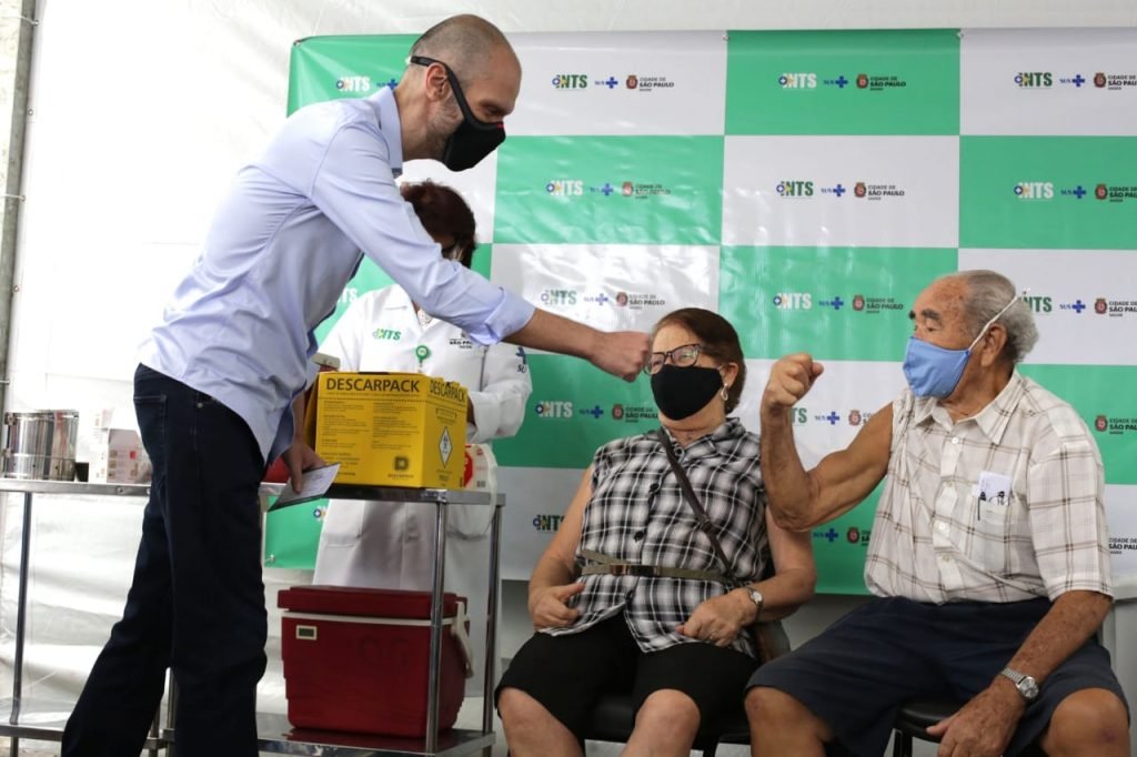 Covas acompanha vacinação de idosos acima de 90 anos