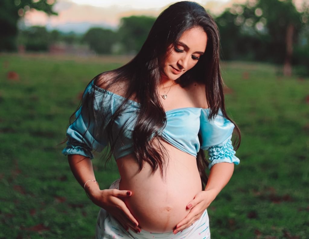 Goiana Gabriella Castro luta na justiça para garantir parto da filha, que tem síndrome do meio coração