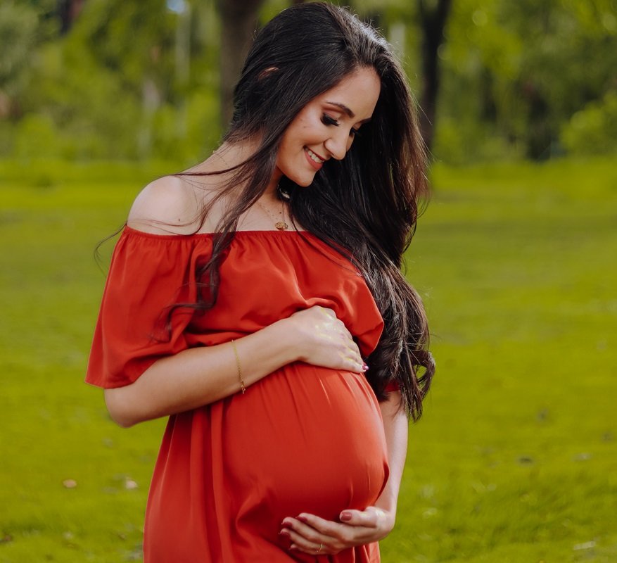 Goiana Gabriella Castro luta na justiça para garantir parto da filha, que tem síndrome do meio coração