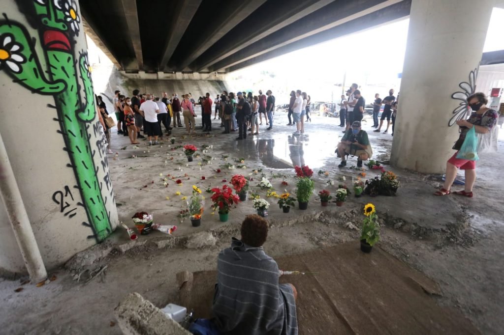 Padre Julio organiza protesto contra instalação de pedras em viadutos na zona leste de São Paulo (2)
