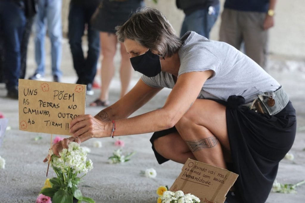 Padre Julio organiza protesto contra instalação de pedras em viadutos na zona leste de São Paulo (2)