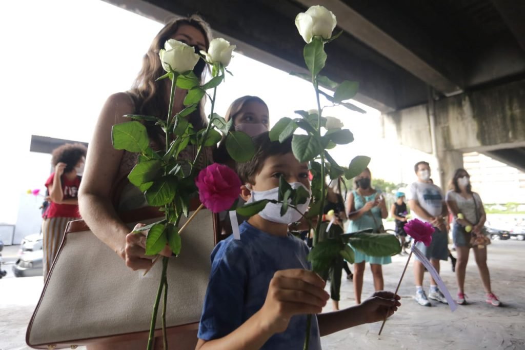 Padre Julio organiza protesto contra instalação de pedras em viadutos na zona leste de São Paulo (2)