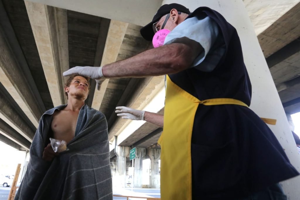 Padre Julio organiza protesto contra instalação de pedras em viadutos na zona leste de São Paulo (2)