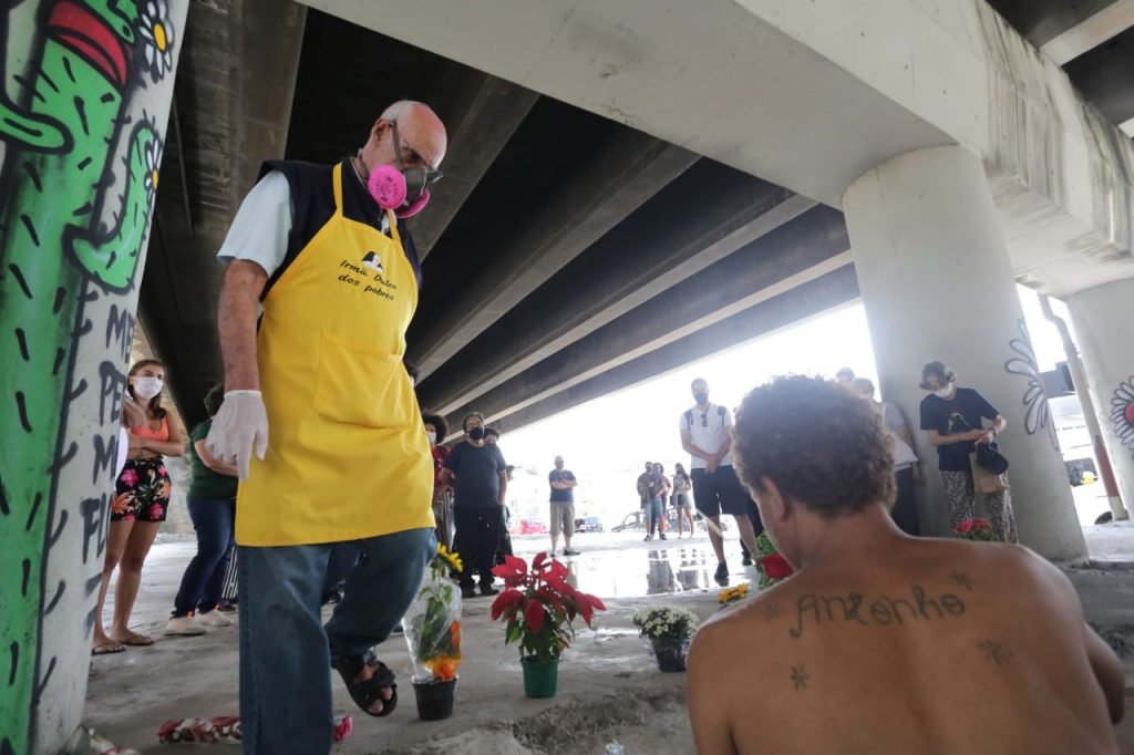 Padre Julio organiza protesto contra instalação de pedras em viadutos na zona leste de São Paulo (2)