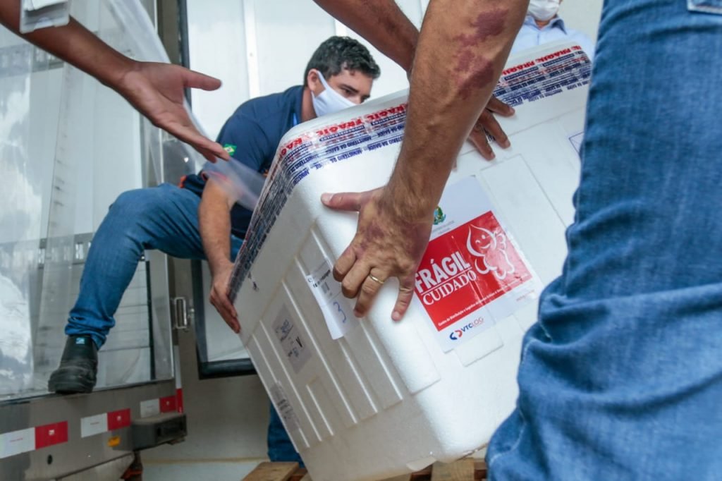 Chegada de vacina a Goiás