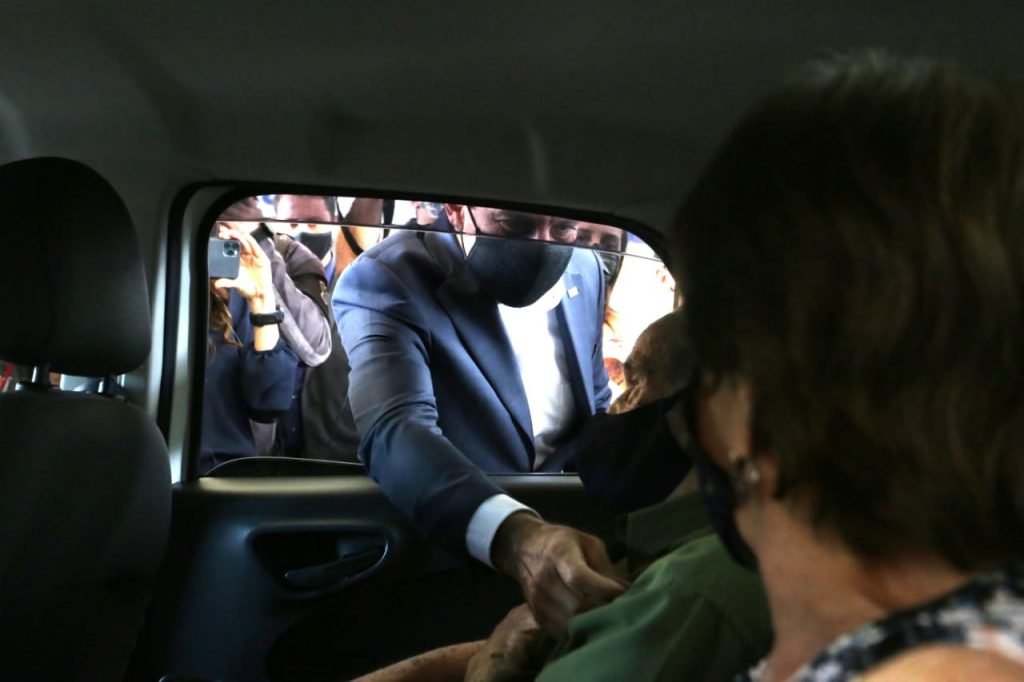 O governador João Doria (PSDB), participa do início da vacinação drive-thru na praça Charles Miller, zona oeste de São Paulo, nesta segunda-feira (8/2).