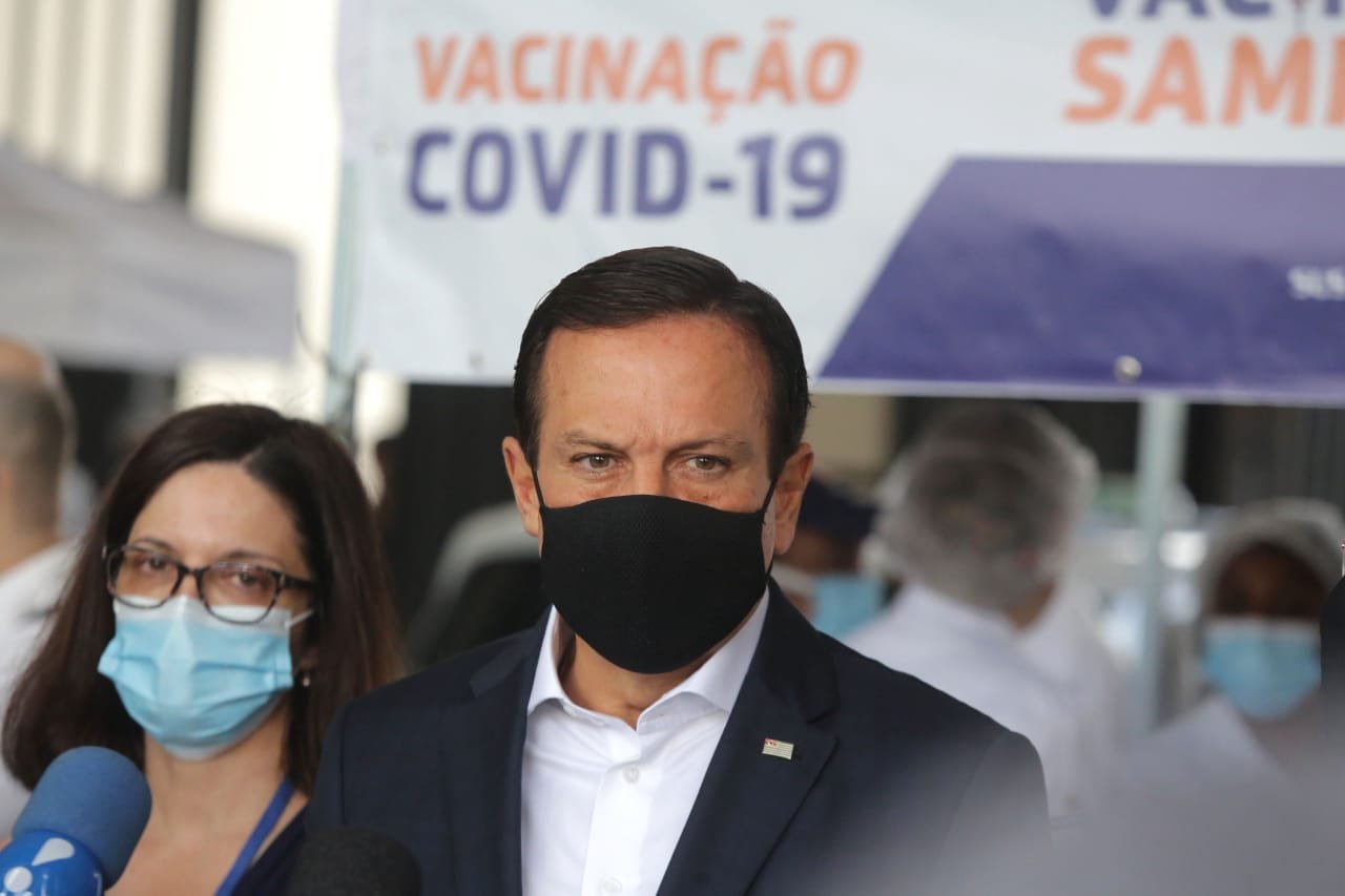 O governador João Doria (PSDB), participa do início da vacinação drive-thru na praça Charles Miller, zona oeste de São Paulo, nesta segunda-feira (8/2).