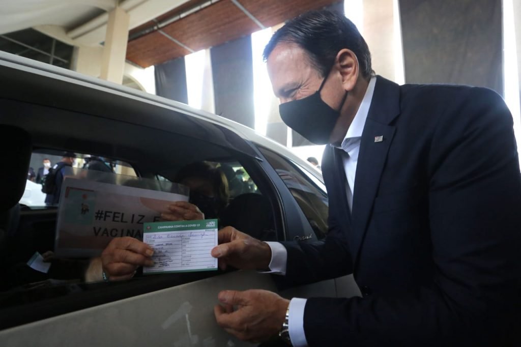O governador João Doria (PSDB), participa do início da vacinação drive-thru na praça Charles Miller, zona oeste de São Paulo, nesta segunda-feira (8/2).