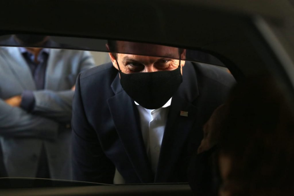 O governador João Doria (PSDB), participa do início da vacinação drive-thru na praça Charles Miller, zona oeste de São Paulo, nesta segunda-feira (8/2).