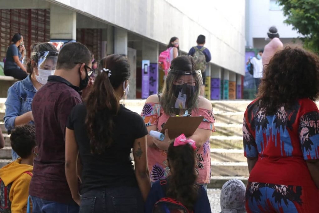 Estudantes chegam na escola E.E Prudente de Morais no Bom Retiro, zona norte de São Paulo, nesta manhã de segunda-feira (08). Hoje da o início as aulas presencias na rede estadual de ensino.