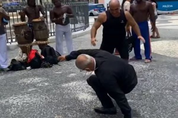 Arcebispo de Feira de Santana (BA) se diverte em roda de capoeira; vídeo