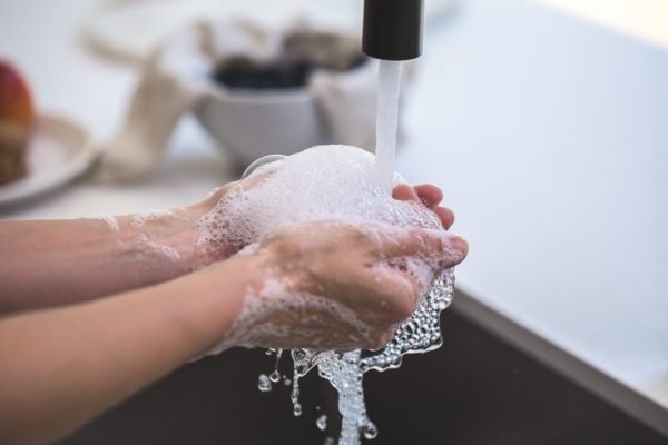lavando mãos pia