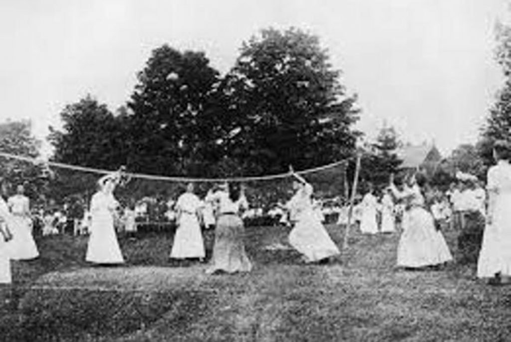 jogo de vôlei feminino no século XIX