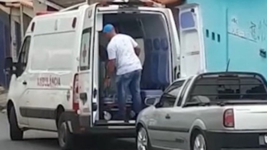 Ambulância é utilizada para transportar móveis