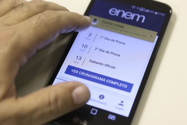 Fotografia colorida de celular mostrando a tela de início do app do Enem