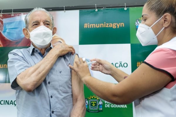 Ex-prefeito Iris Rezende é vacinado em Goiânia