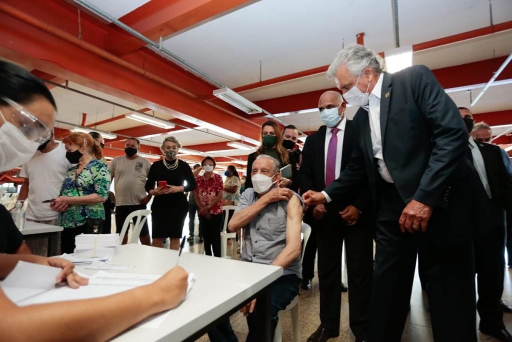 Ex-prefeito Iris Rezende é vacinado em Goiânia