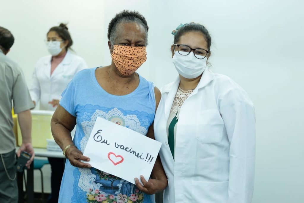 Idosa vacinada em Goiânia contra a covid-19