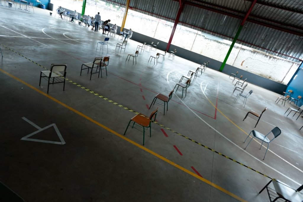 Quadra vazia em um dos locais de vacinação em Goiânia