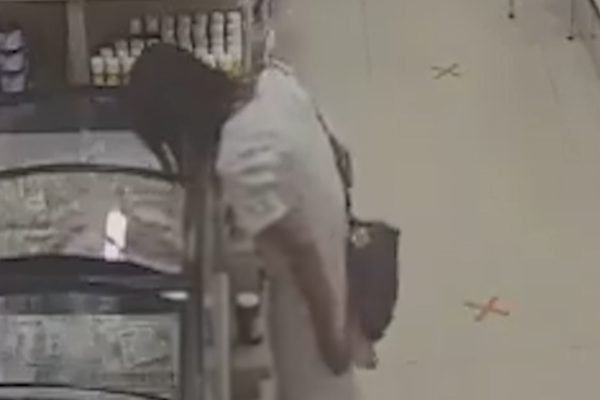 Mulher é flagrada escondendo pacote de camarão embaixo da saia em SC; vídeo