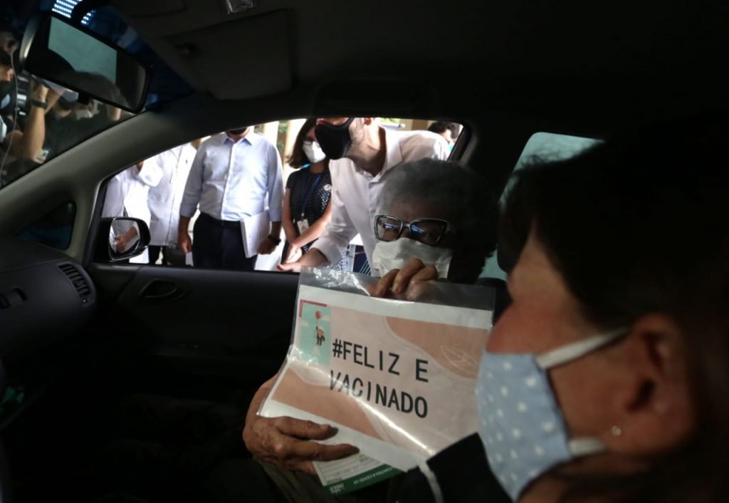 Covas durante vacinação no Pacaembu