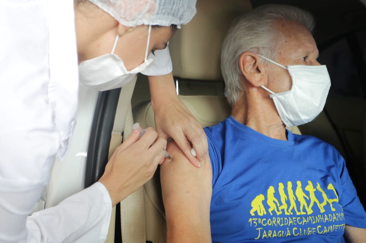 Início da vacinação de idosos acima de 85 anos contra o coronavírus no Estádio do Pacaembu na Praça Charles Miller, zona oeste de São Paulo, na manhã desta quinta-feira (11)