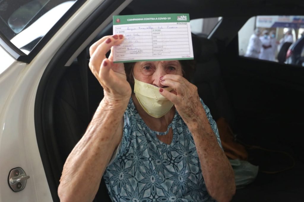 Início da vacinação de idosos acima de 85 anos contra o coronavírus no Estádio do Pacaembu na Praça Charles Miller, zona oeste de São Paulo, na manhã desta quinta-feira (11)