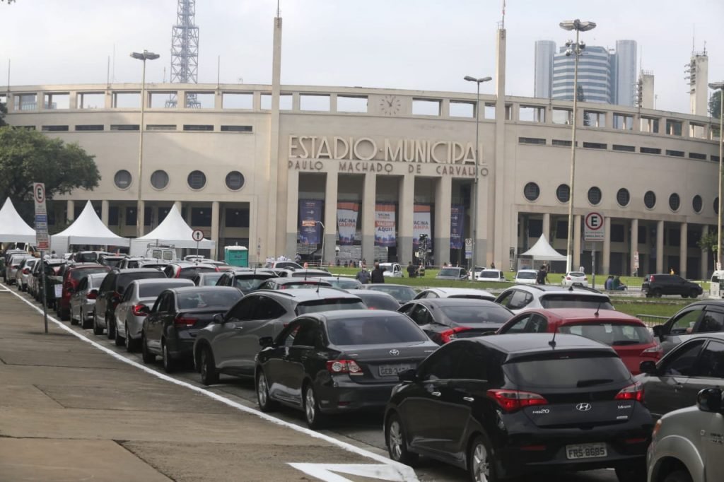 Início da vacinação de idosos acima de 85 anos contra o coronavírus no Estádio do Pacaembu na Praça Charles Miller, zona oeste de São Paulo, na manhã desta quinta-feira (11)