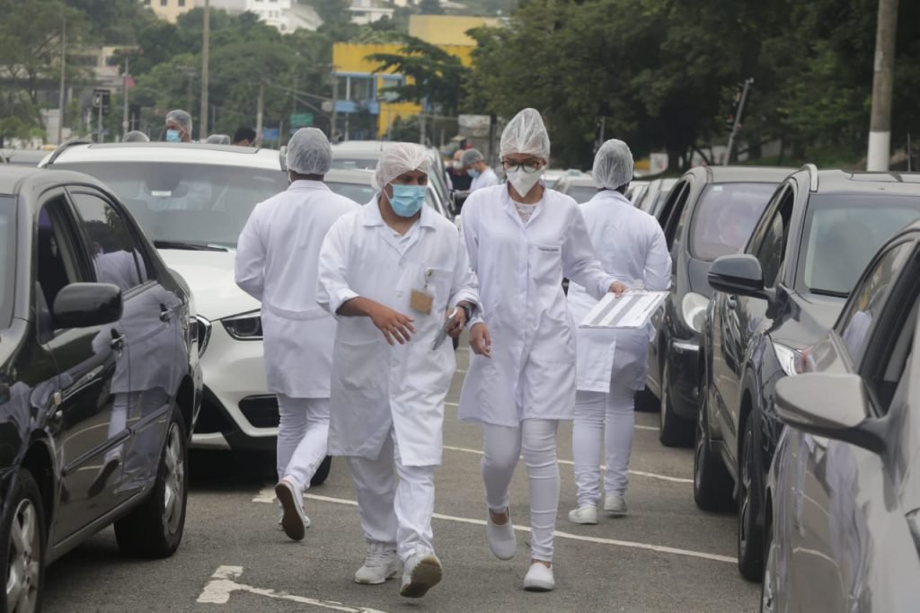 Início da vacinação de idosos acima de 85 anos contra o coronavírus no Estádio do Pacaembu na Praça Charles Miller, zona oeste de São Paulo, na manhã desta quinta-feira (11)