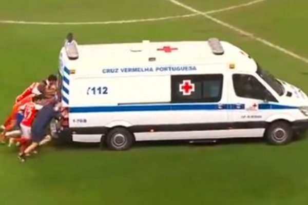 Jogadores de Porto e Braga empurram ambulância na semifinal da Taça de portugal
