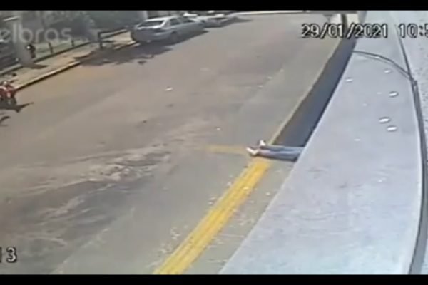 Mulher pula de prédio para fugir de estupro