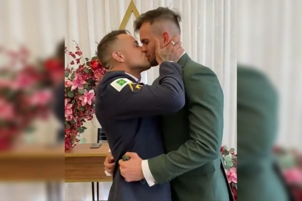 Beijo entre PM e noivo