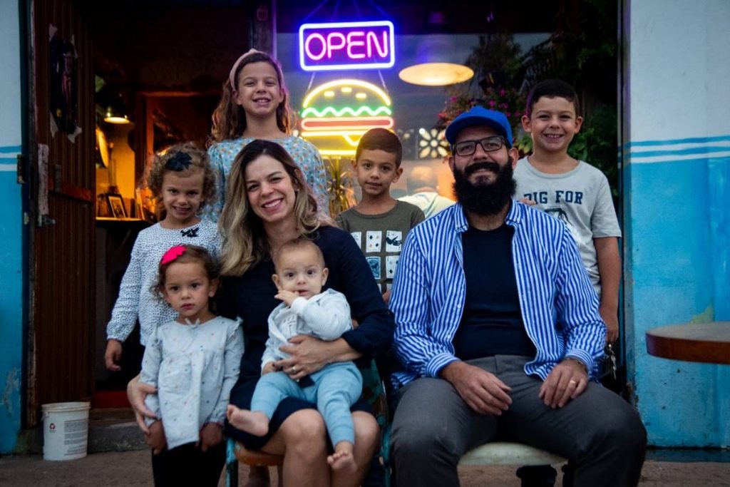Daniel e a esposa, Andressa, são pais de seis filhos. Da esquerda para a direita, Luiza, Mariana, Francisco, Bento, Tereza ao lado da mãe e Joaquim no colo
