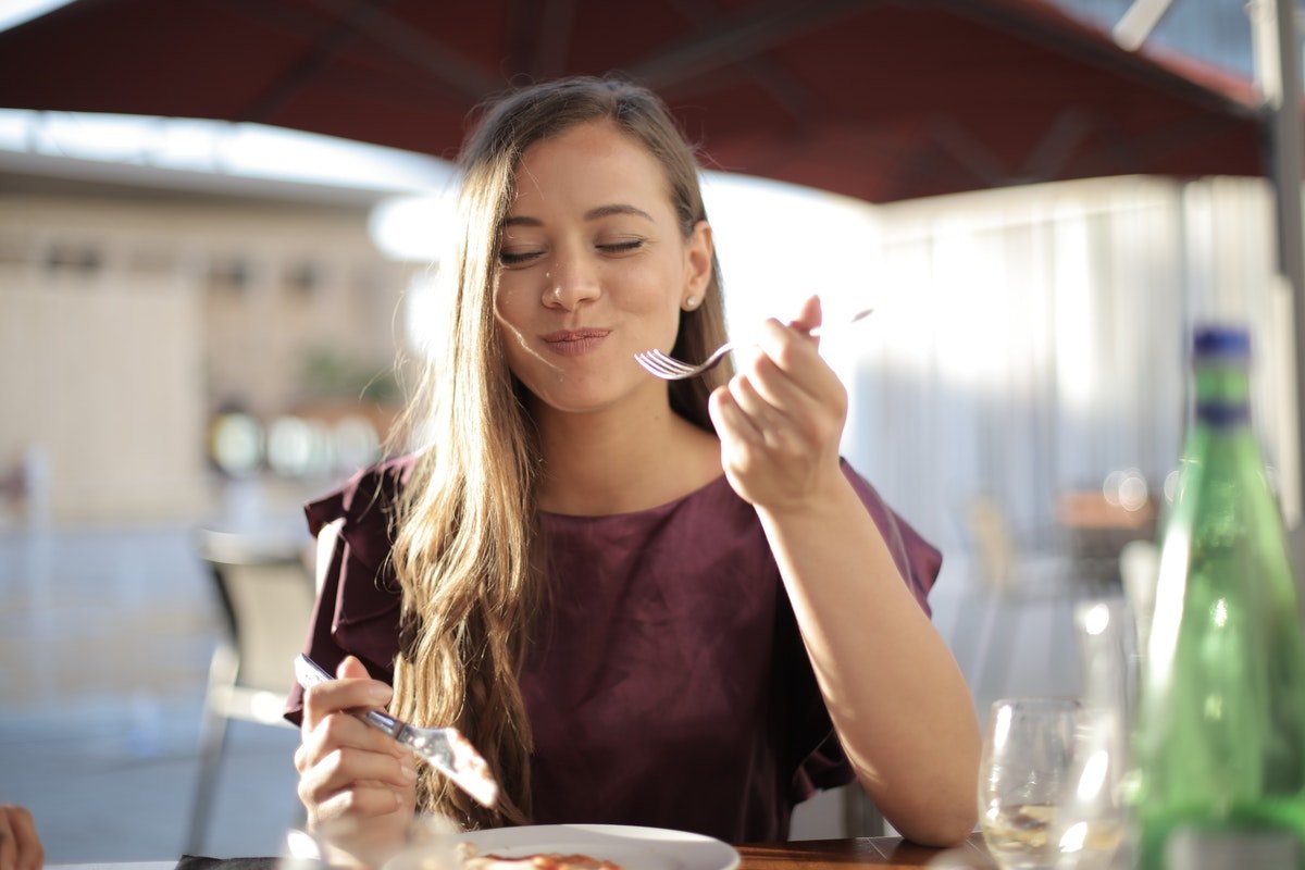 mulher comendo