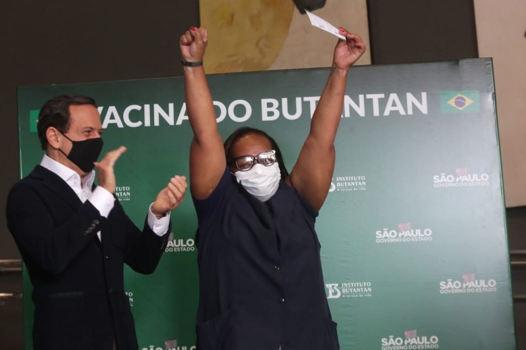 Enfermeira Monica Calazans recebe segunda dose da Coronavac em São Paulo. Ela foi a primeira pessoa vacinada contra Covid no Brasil - Metrópoles
