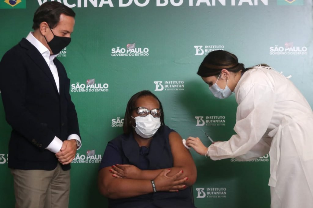 Enfermeira Monica Calazans recebe segunda dose da Coronavac em São Paulo