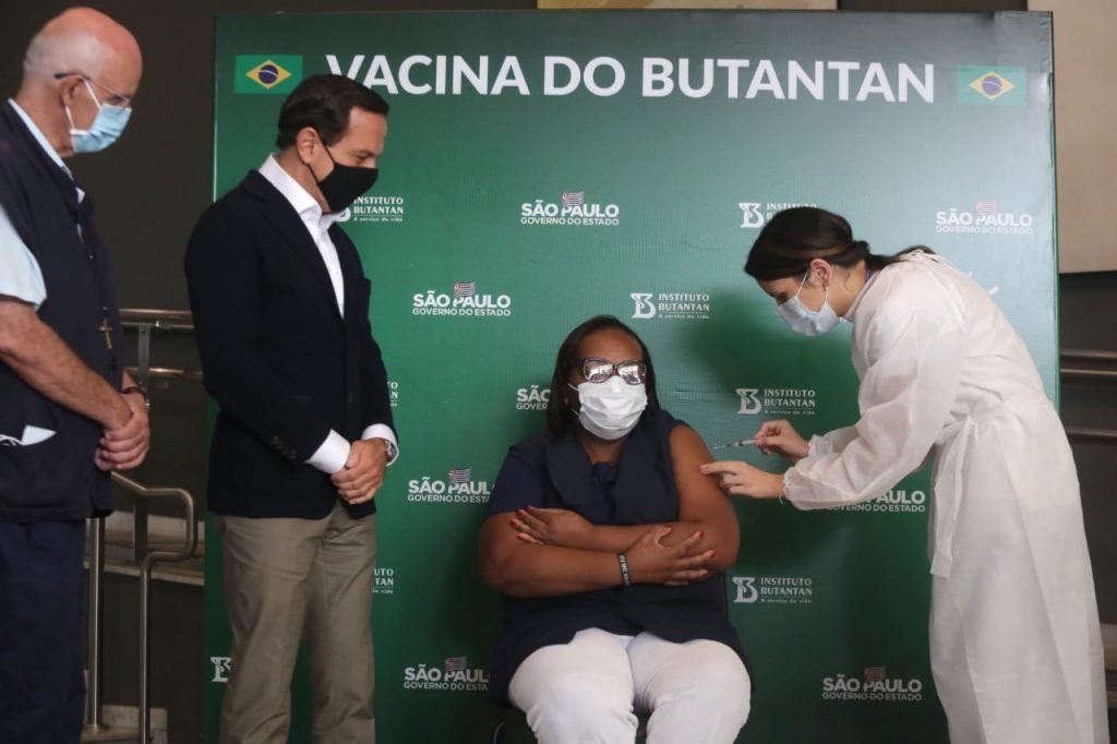 Enfermeira Monica Calazans recebe segunda dose da Coronavac e padre Júlio Lancellotti é vacinado em São Paulo