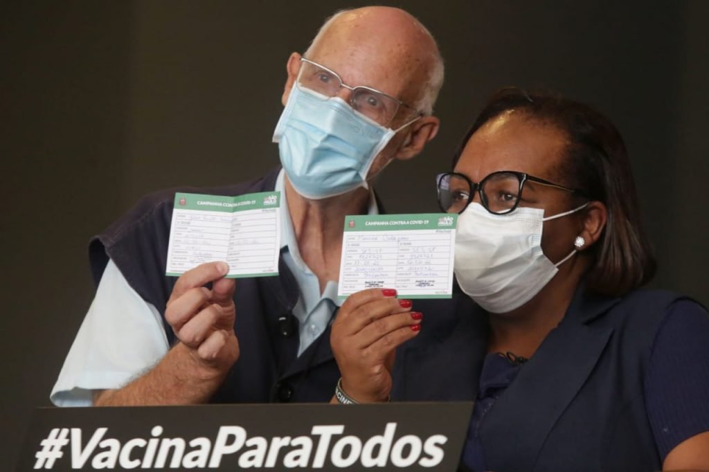 Enfermeira Monica Calazans recebe segunda dose da Coronavac e padre Júlio Lancellotti é vacinado em São Paulo