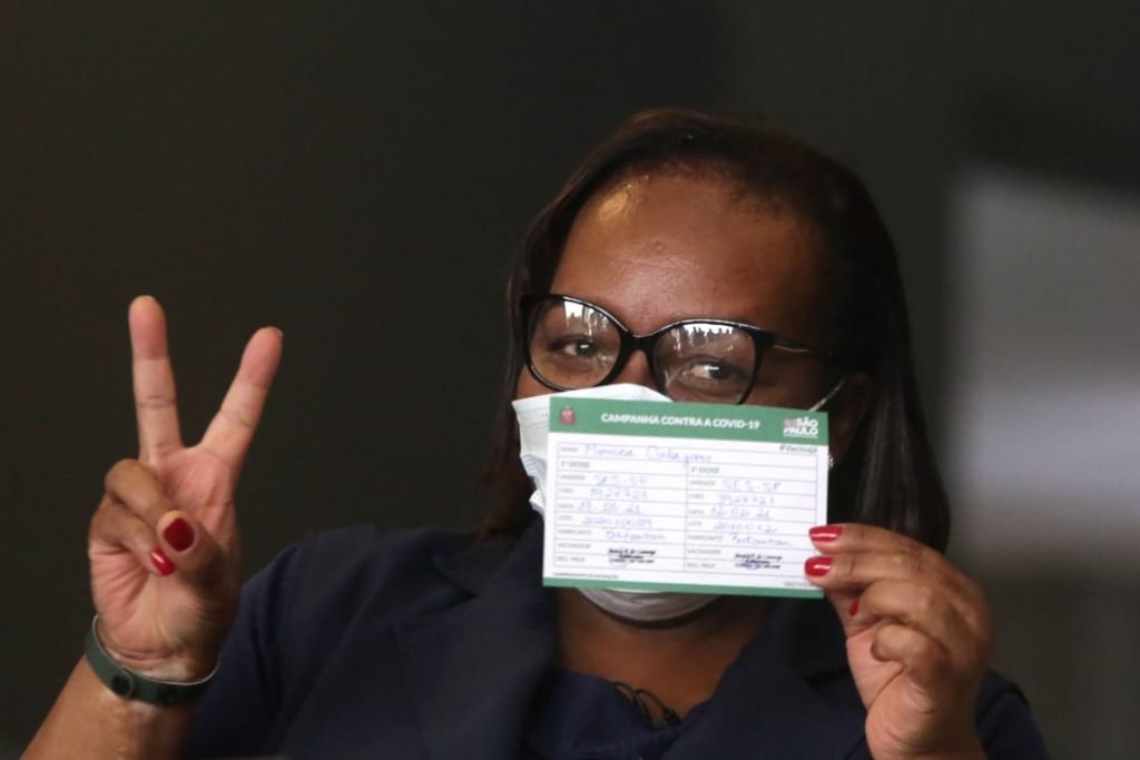Enfermeira Monica Calazans recebe segunda dose da Coronavac em São Paulo