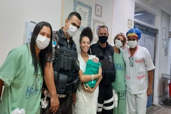 Policial ajuda mulher durante trabalho de parto no Rio