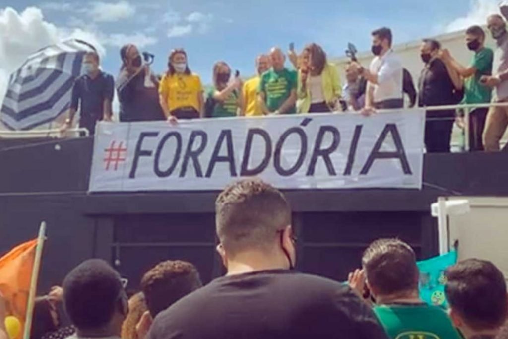 Prefeita de Bauru participa de ato contra o governador João Doria