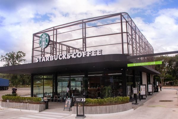 Fachada do drive-thru da Starbucks da Via Dutra