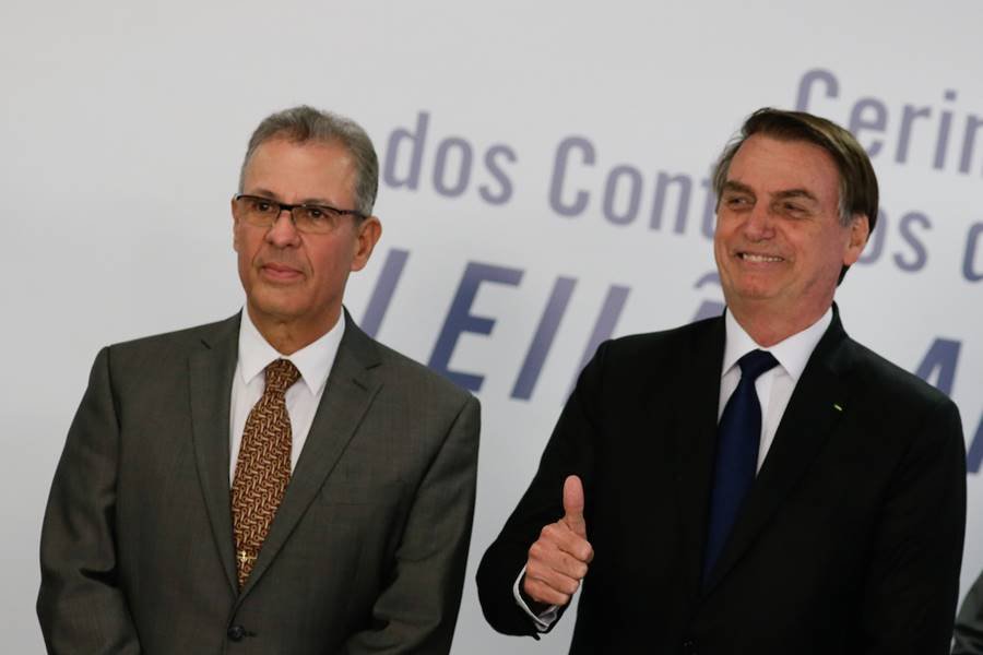O ministro Bento Albuquerque e o presidente Jair Bolsonaro