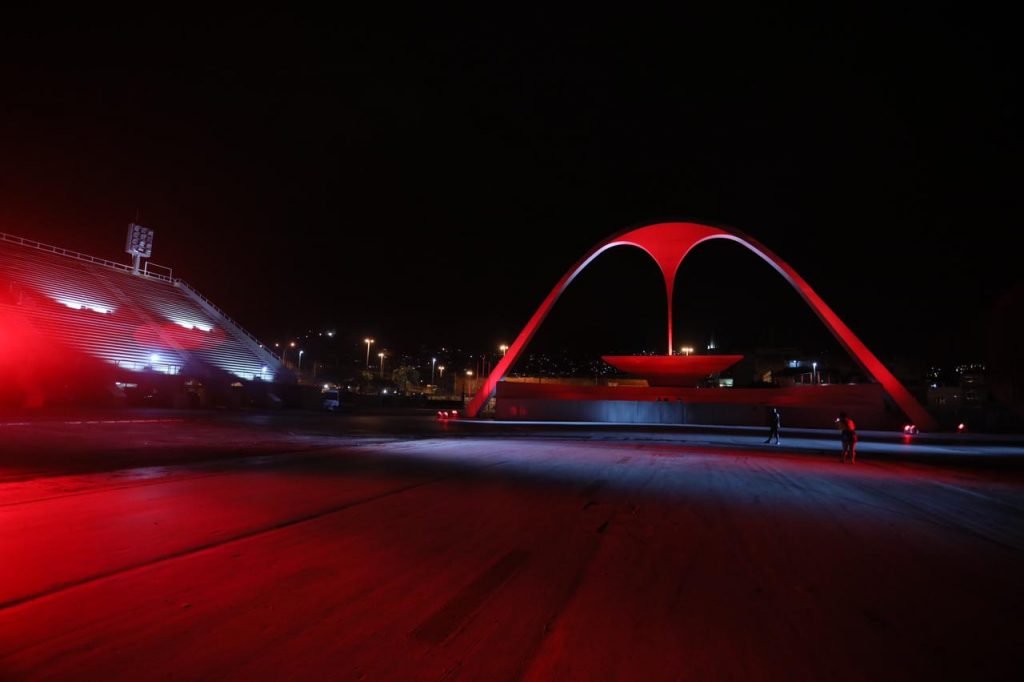 Iluminação no Sambódromo do Rio presta homenagem a vítimas da Covid-19