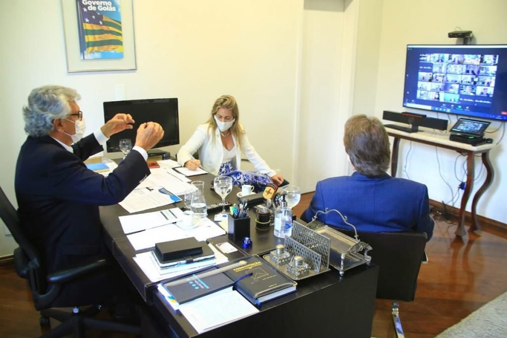 Caiado em reuniao virtual
