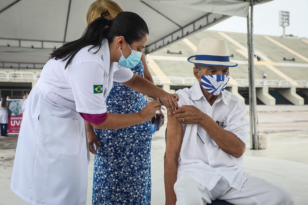 Monarco recebe a vacina contra a Covid-19 no Sambódromo do Rio