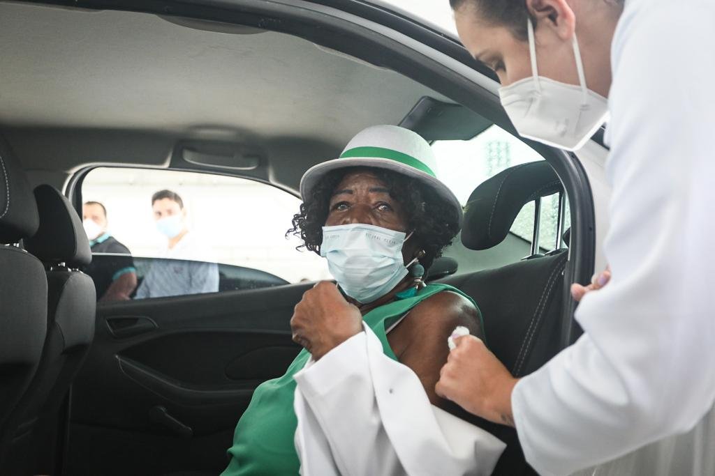 Diversas personalidades do samba receberam a vacina contra a Covid-19 no Sambódromo do Rio