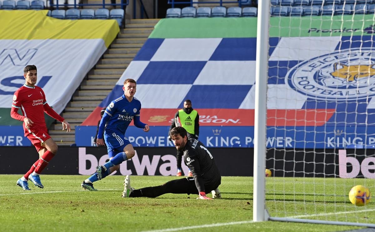 Alisson Becker leva gol do Leicester